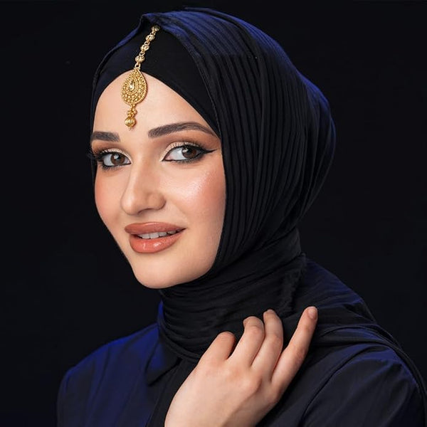 Secure fish hook and filigree detail of a handcrafted South Asian hair tikka with 5K gold plating.
