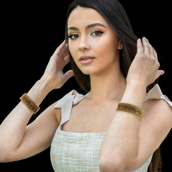 Side view showing 0.75-inch width and secure screw-barrel clasp for an adjustable fit.
