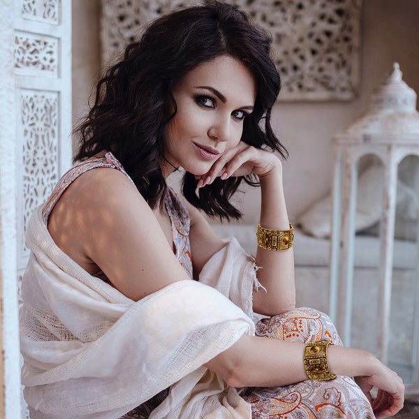 
Handcrafted gold-plated alloy base with intricate Rajwada-inspired architectural design.