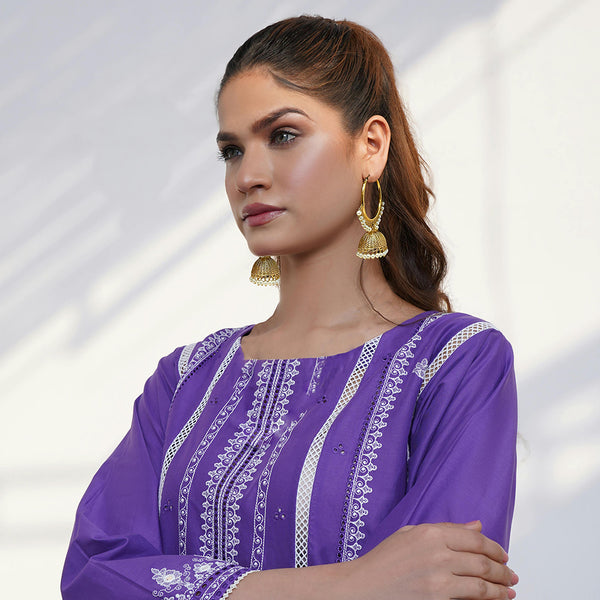 Close-up of the easy-to-use infinity hoop closure on a pair of traditional Indian-inspired earrings.
